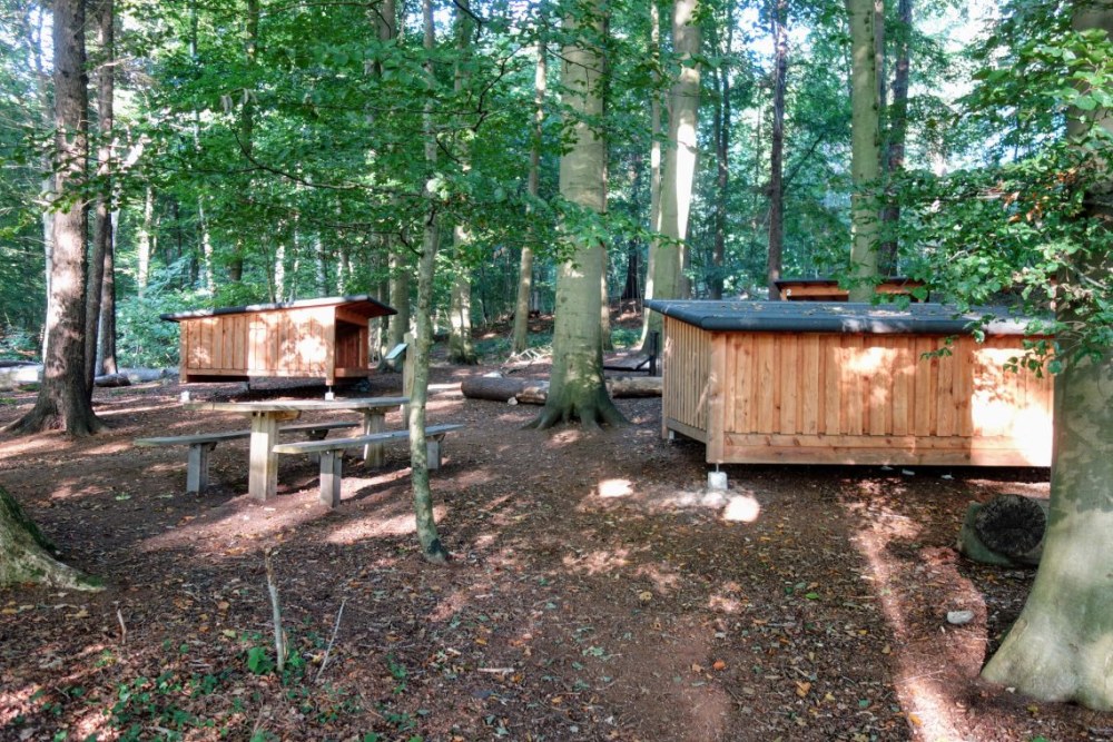 Hobbithuisjes in het bos, bivakplaatsen voor de kampeerliefhebbers langs het Gendarmenpad