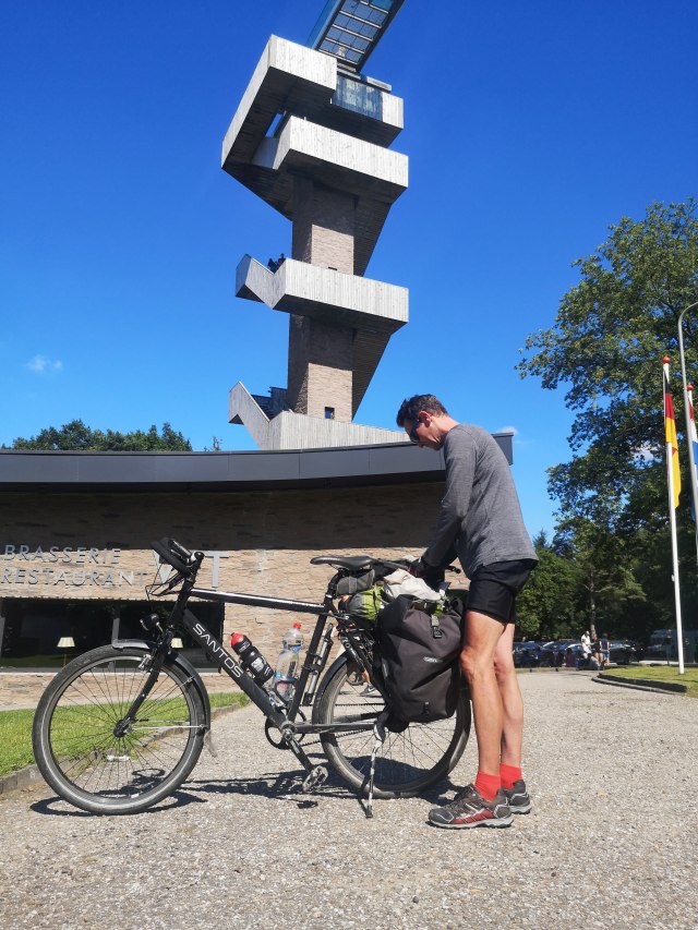Bij de uitkijktoren op het Drielandenpunt bij Vaals, het startpunt van de EuroVelo 3 fietsroute