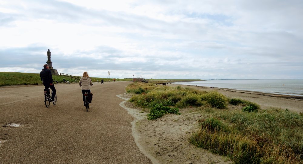 Fietsen langs de Waddenzee, niet ver van Harlingen, richting de Afsluitdijk. De fietsroute werelderfgoed gaat daarna verder in Noord-Holland