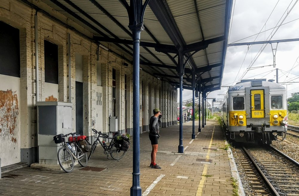 Het station van Erquelinnes aan de Franse grens, gaat hier ooit wel eens iemand met de trein?