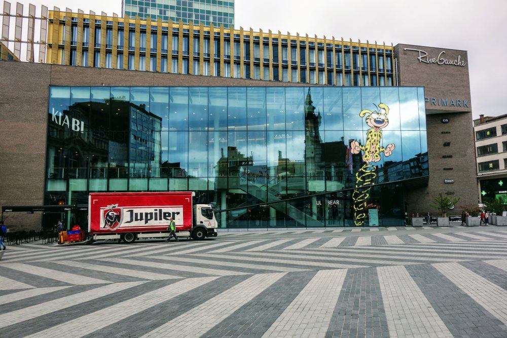 Een stukje nieuw Charleroi: het plein in het hart van de stad met winkelcentrum Rive Gauche. De EuroVelo 3 loopt er vlak langs