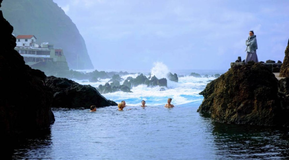 Zwemmen in de woeste Atlantische Oceaan aan de noordzijde van Madeira 