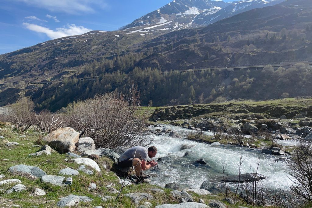 Sander van der Zee neemt je mee langs goddelijke rivieren, oude kasseienwegen in de brandende zon, door sneeuw naar de top van de Grote Sint-Bernhardpas en de betoverende heuvels en steden van Toscane.