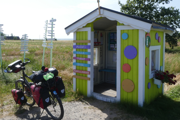 Jan Schlaman neemt je mee op een fietsroute die Nils Holgersson volgt op de rug van de gans Maarten, van de Oostzee en naar het eiland Öland