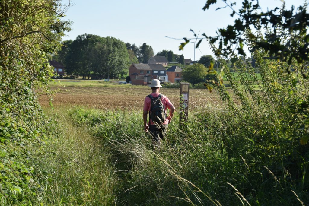 Joost Vermeulen en Rénie van de Putte liepen in de hete zomer van 2024 delen van de nieuwe pelgrimsroutes naar het bedevaartsoord in België.