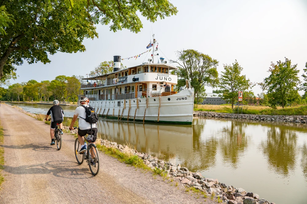 Fietsen langs het Göta kanaal in Zweden