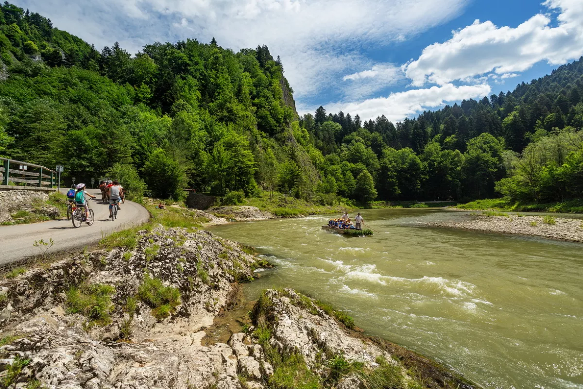 Fietsen langs de Dunajec-rivier in Polen