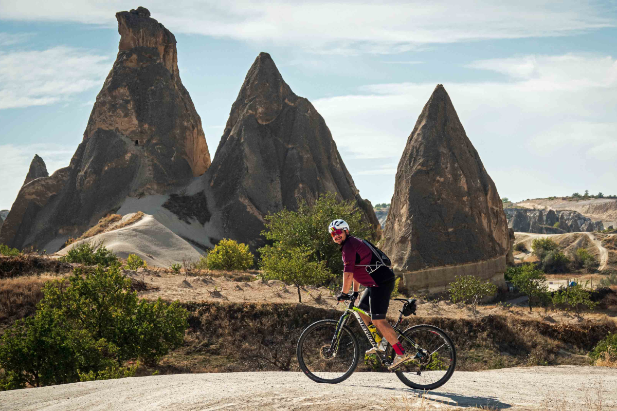 Van basic tot super de luxe, op de weg, mountainbike of gravelfiets, in droom-bestemming Cappadocië kun je meerdere dagen alle kanten uit zonder één keer hetzelfde te doen.